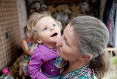 Есть надежда: одна из избитых матерю девочек близнецов, начнёт лечение за рубежом.