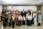 Влад Плахотнюк принял колядующих в главном офисе Эдельвайс