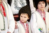 Влад Плахотнюк принял колядующих в главном офисе Эдельвайс