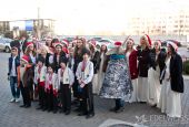 Влад Плахотнюк принял колядующих в главном офисе Эдельвайс